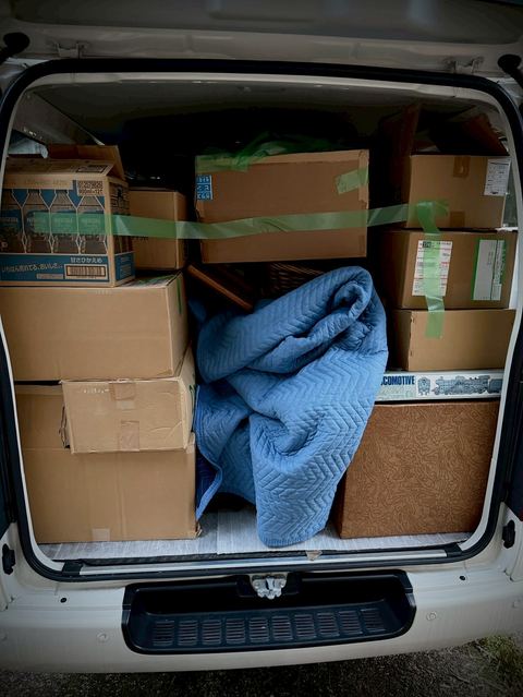 買い取った品を車両に積み込む様子